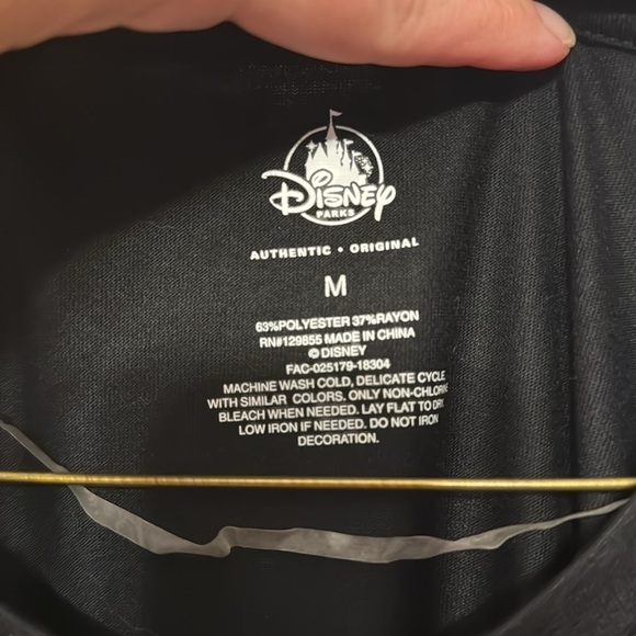 NWT Disney Parks Black Graphic Tee with 'I Live in Fantasyland' Print Sz Med - Picture 2 of 6